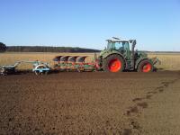 Fendt 714 beim pflügen