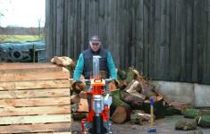 Uwe Carstens beim Holz spalten
